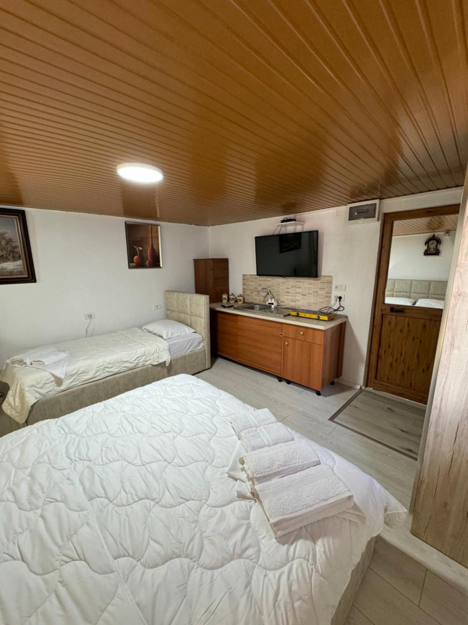 Lake Bliss Cabins Shkoder Bagian luar foto